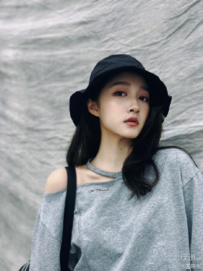 关晓彤分享日常美照 休闲穿搭慵懒帅气