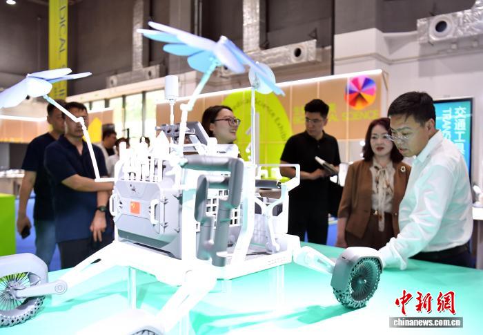 图为活动现场，观众在展区参观。中新社记者 韩冰 摄