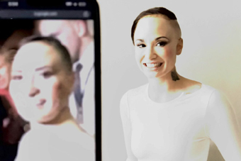 黛米·洛瓦托重现10年前表情包