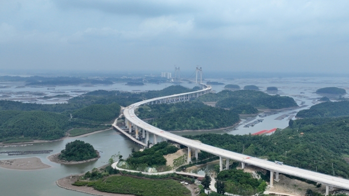 广西在建最长跨海大桥龙门大桥全线贯通