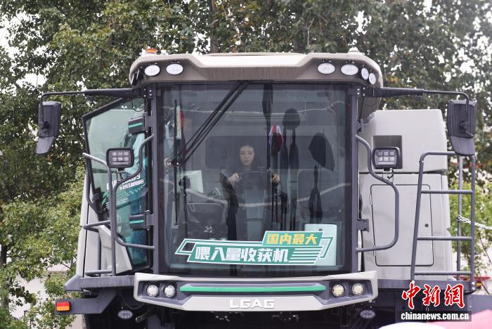 9月23日，山东省招远市，谷物联合收获机亮相2025年中国农民丰收节全国主场活动。该活动现场举办现代农机装备展，展出大量新型农机装备。中新社记者 王娇妮 摄