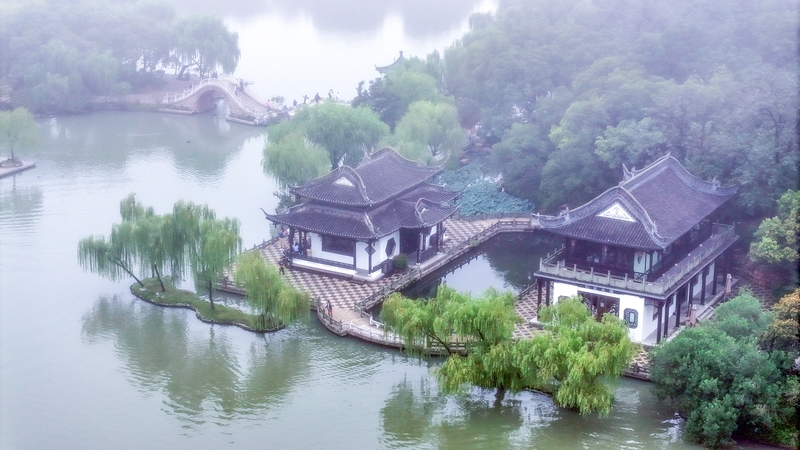 江苏扬州：秋雾萦绕瘦西湖