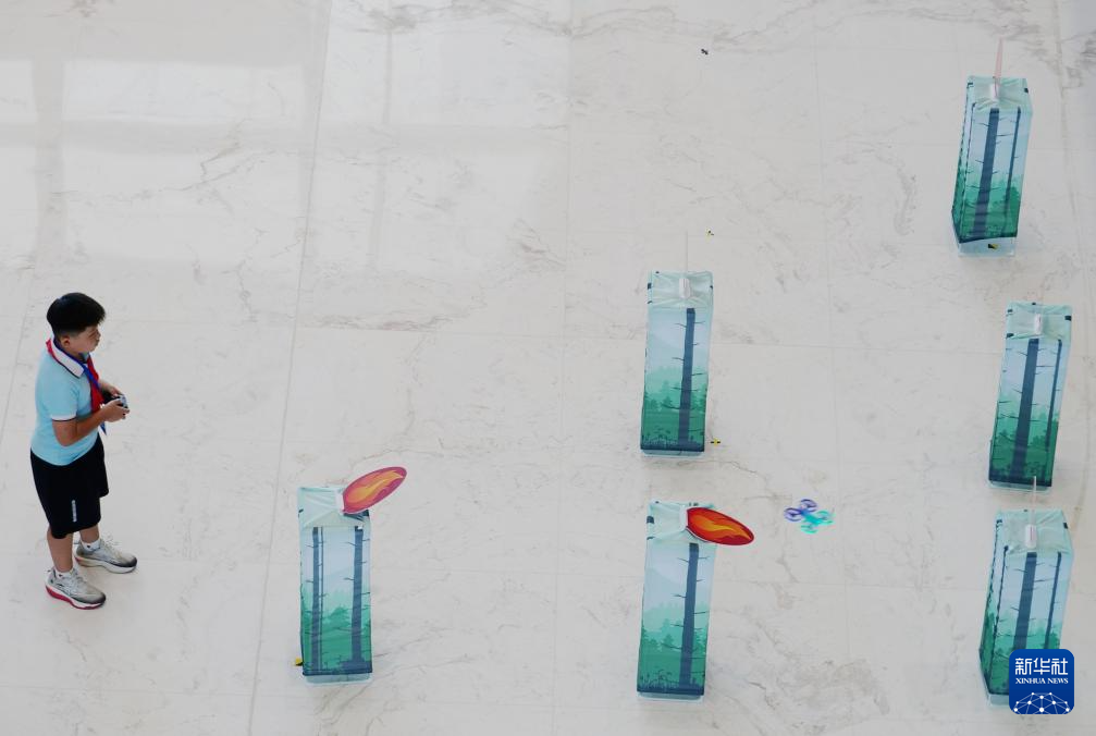 9月7日，2025年河北省石家庄市“全国科普月”科学教育实践活动在栾城区航空中心举行，小朋友参加无人机“灭火”赛。 今年9月是首个全国科普月，各地青少年参观科技场馆、体验科普设备，感受科技魅力。 新华社发（李明发摄）pagebreak