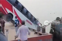 孟加拉国一客运巴士坠河 已致18人死亡