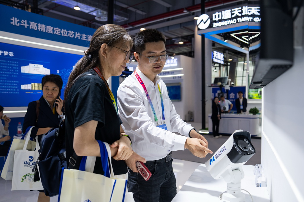 9月24日，在株洲国际会展中心，工作人员（右）在介绍一台配有北斗技术的监控设备。 9月24日，第四届北斗规模应用国际峰会在湖南株洲开幕，本届峰会以“同世界·共北斗——智联时空”为主题，除开幕式外，还设置1场高端主旨演讲、5场主题论坛、6场学术交流、1个场景示范展等活动，展示北斗规模应用与经济社会的深度融合。新华社记者 陈思汗 摄