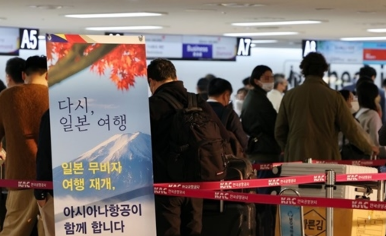 2022年10月11日，日本对韩国旅客恢复免签政策当天，韩国金浦机场一家航空公司的值机柜台前排起长队，韩国民众正在现场等待办理登记手续，出发前往日本。 图自韩媒