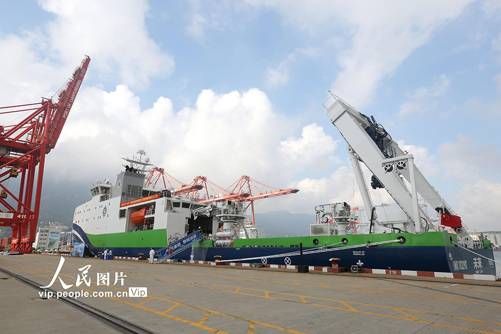2025年7月27日，“未来”号深远海绿色智能技术试验船顺利抵达江苏省连云港港集装箱码头。 “未来”号是国内首艘深远海绿色智能技术试验船，也是连云港、无锡南北联动的重大科学基础设施项目之一，总长110.8米，满载排水量7000吨，最大航速超15节，定员80人，续航力大于10000海里，在单次任务中能够持续航行至少60天，期间无需外部补给，具备无限航区全球航行能力。这座历时6年科研攻关和设计制造的“移动的海上实验室”，将为国产船舶装备提供真实海洋测试平台，加速推动我国船舶工业绿色智能化转型。王春摄（人民图片网）