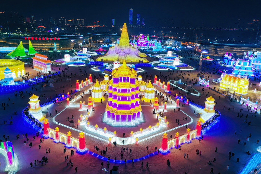 第二十七届哈尔滨冰雪大世界盛大启幕 夜景璀璨似冰雪秘境