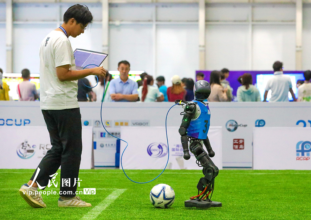 9月8日，2025亚太机器人世界杯青岛国际邀请赛在青岛西海岸新区举行。本次大赛以“智链世界 未来共融”为主题，吸引了来自中国、泰国、马来西亚、埃及、俄罗斯等12个国家及地区的84支代表队同台竞技。张进刚摄（人民图片网）