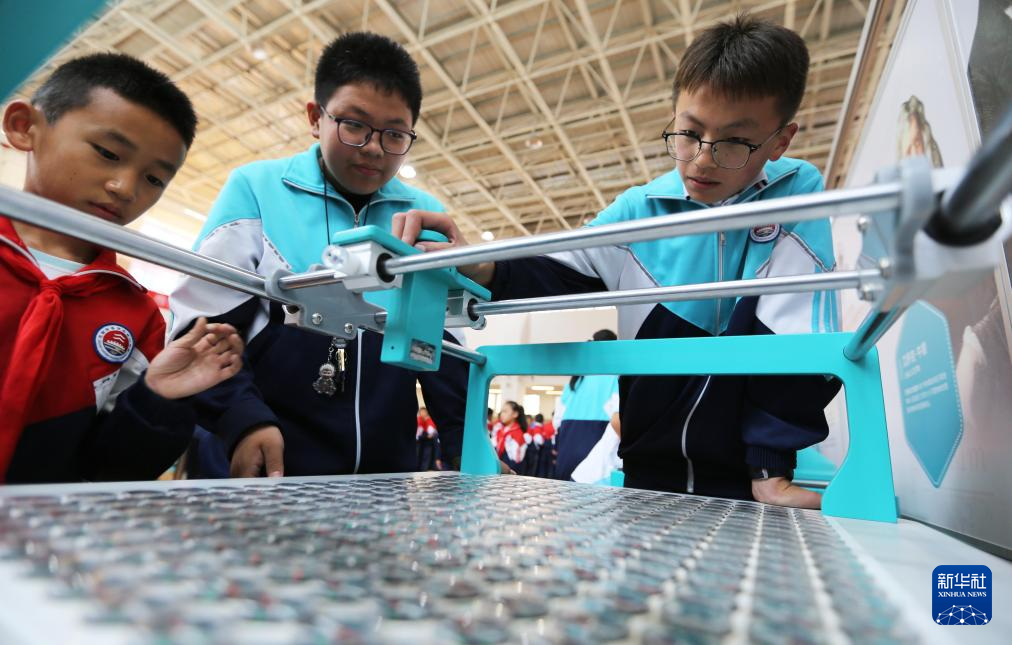 9月8日，在甘肃省定西市举办的“山海相依，筑梦蔚蓝”山东青岛·甘肃定西海洋科普东西部协作主题活动中，定西市安定区关川实验学校的学生在流动科技馆内体验科普装置。 今年9月是首个全国科普月，各地青少年参观科技场馆、体验科普设备，感受科技魅力。 新华社发（王克贤摄）pagebreak