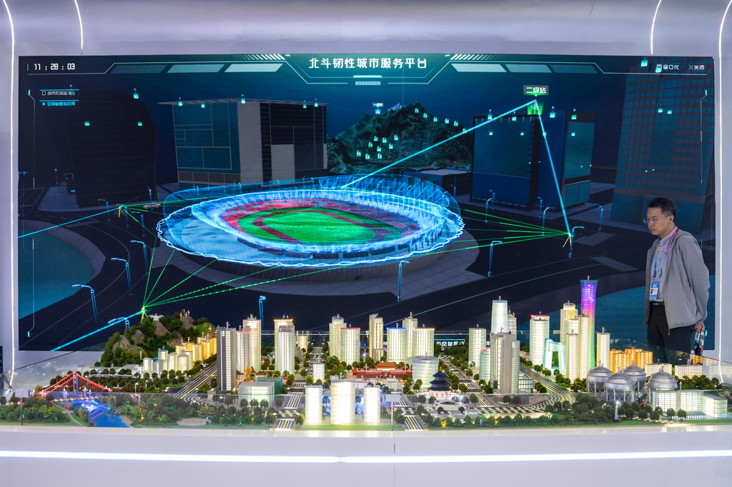 9月24日，在株洲国际会展中心，观众在了解配有北斗技术的城市安全风险综合监测预警平台。 9月24日，第四届北斗规模应用国际峰会在湖南株洲开幕，本届峰会以“同世界·共北斗——智联时空”为主题，除开幕式外，还设置1场高端主旨演讲、5场主题论坛、6场学术交流、1个场景示范展等活动，展示北斗规模应用与经济社会的深度融合。新华社记者 陈思汗 摄