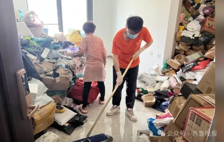 66岁独居老人为拒绝借钱，网购花费200万塞满两套房，只能睡在快递堆插图6