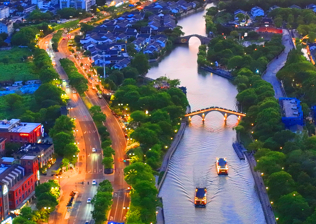 苏州：游客消夏夜游古运河