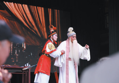 演出开始前,盐湖区蒲剧团演员在后台排练.