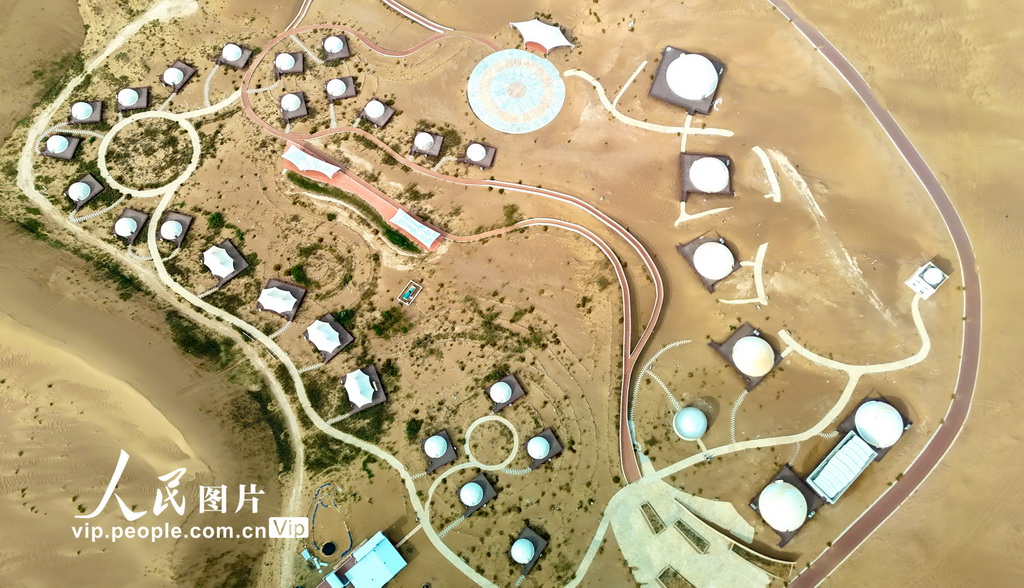 6月7日，甘肃省武威市民勤县，俯瞰摘星小镇。 在腾格里沙漠腹地民南公路23公里处，坐落着全国首个沙漠天文科普特色小镇——摘星小镇。该项目占地530亩，由国家天文台提供天文技术支持。小镇以沙漠观星为核心，巧妙融合28星宿与银河概念，打造“太空基地”式布局，分为星空探索区、活动休闲区、游客体验区。游客可在此浩瀚沙海中零距离感受宇宙魅力。张进刚摄（人民图片网）