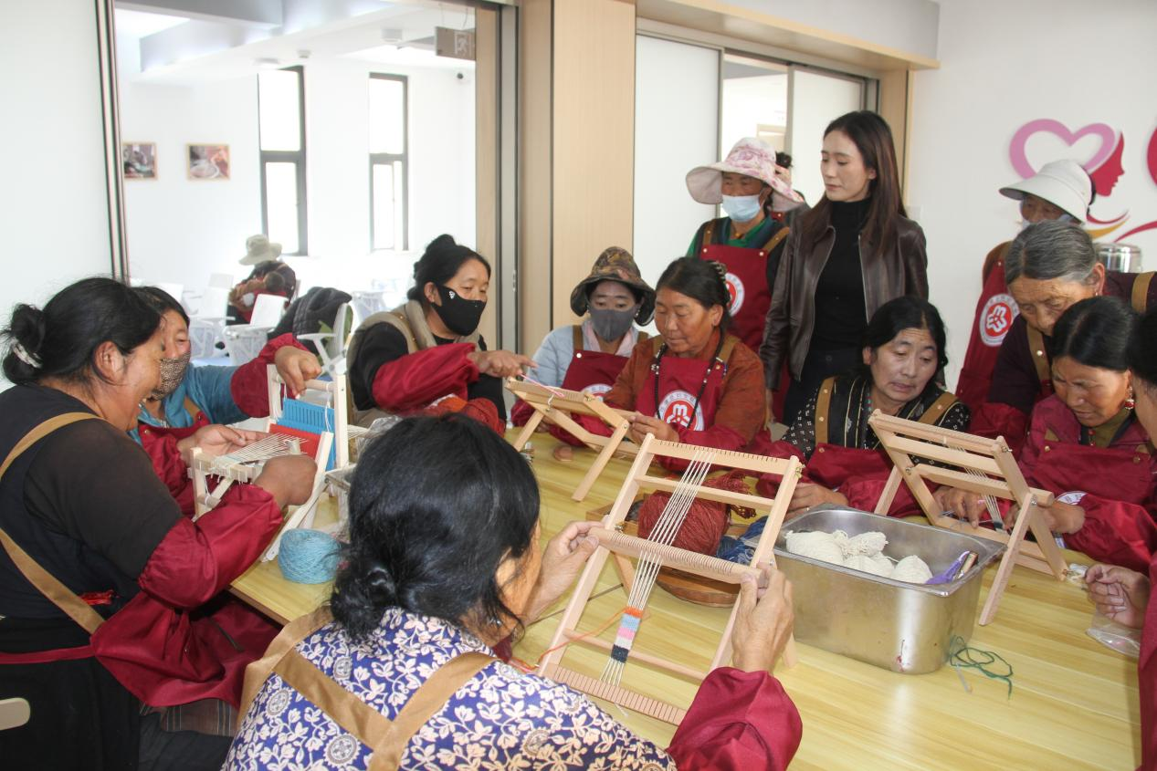 四川理塘：妇女指尖学技能 居家灵活就业促增收