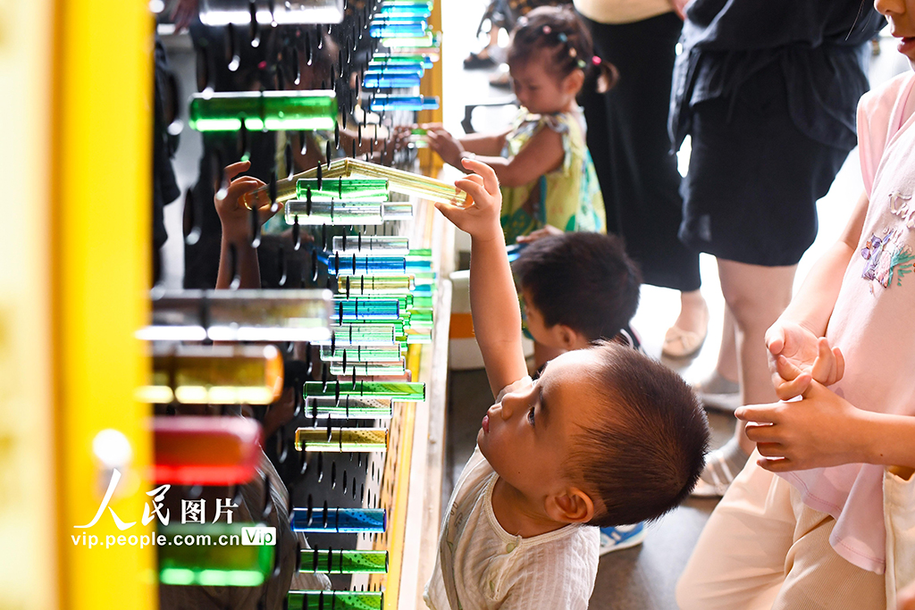 江苏南京：科技馆里乐享假期【4】 暑假期间，江苏南京许多小朋友来到市内的各大科技展馆，学习科技知识，丰富暑假生活。杨素平摄（人民图片网）