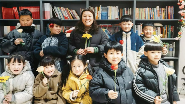 村口小卖部里的人大代表