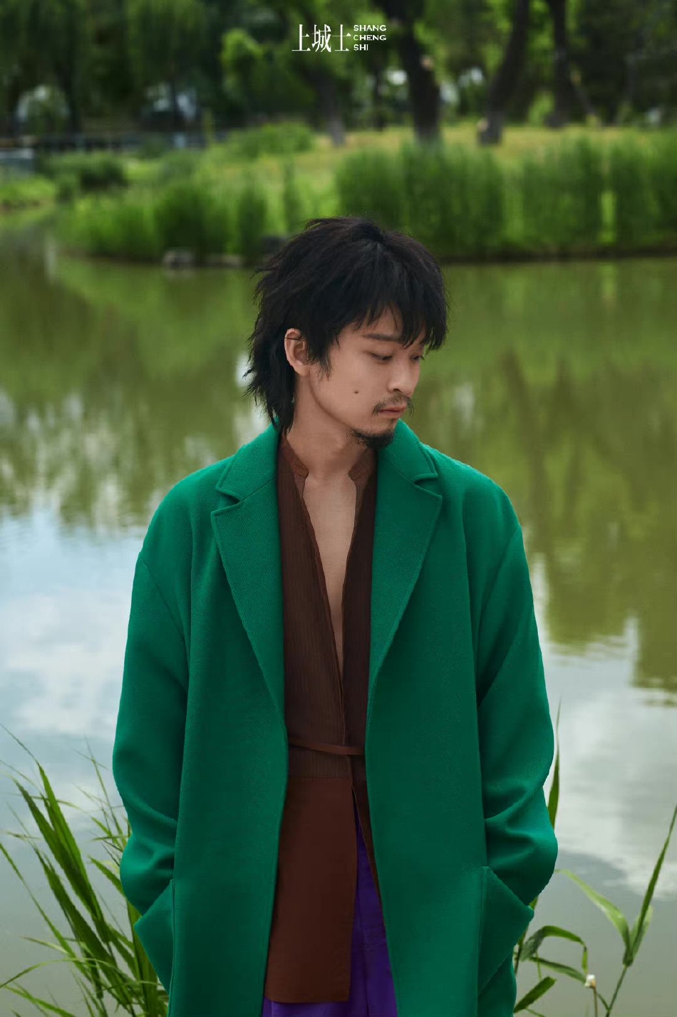 董子健写真大片曝光 西装造型痞帅十足