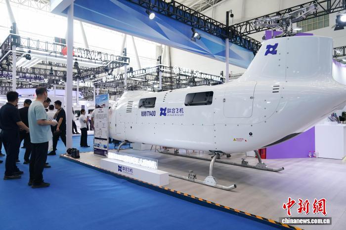 图为无人直升机吸引观展者。中新社记者 赵宇航 摄