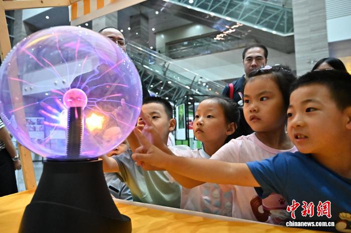 9月14日晚，山西省太原市，青少年在科技馆体验“辉光球”科学实验。当日，山西省科学技术馆推出“科学之夜”全国科普月活动，吸引众多青少年前来参加，让孩子们在玩乐中感受科学的魅力。中新社记者 韦亮 摄