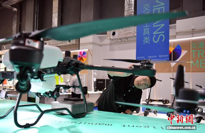 图为活动现场，观众在展区参观。中新社记者 韩冰 摄