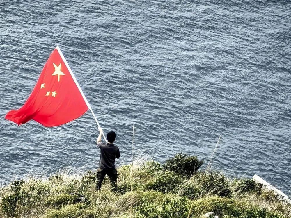 香港“揮旗哥”，找到了！航母