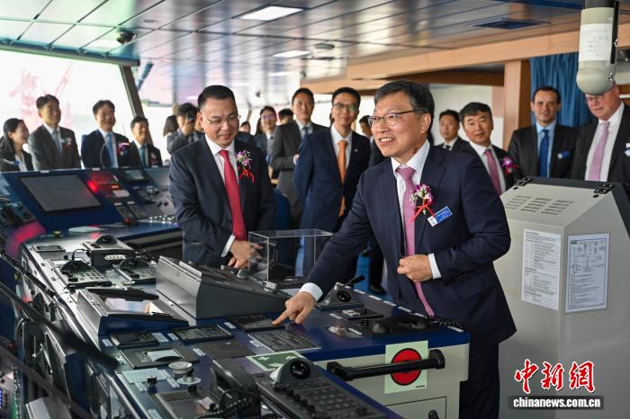 9月9日，中船集团所属广船国际联合中船贸易为韩国HMM航运建造的8600车汽车运输船1号船在广州南沙命名交付。该船配备智能船舶系统与多项节能减排技术，交付后将由韩国现代物流有限公司运营。中新社记者 陈骥旻 摄