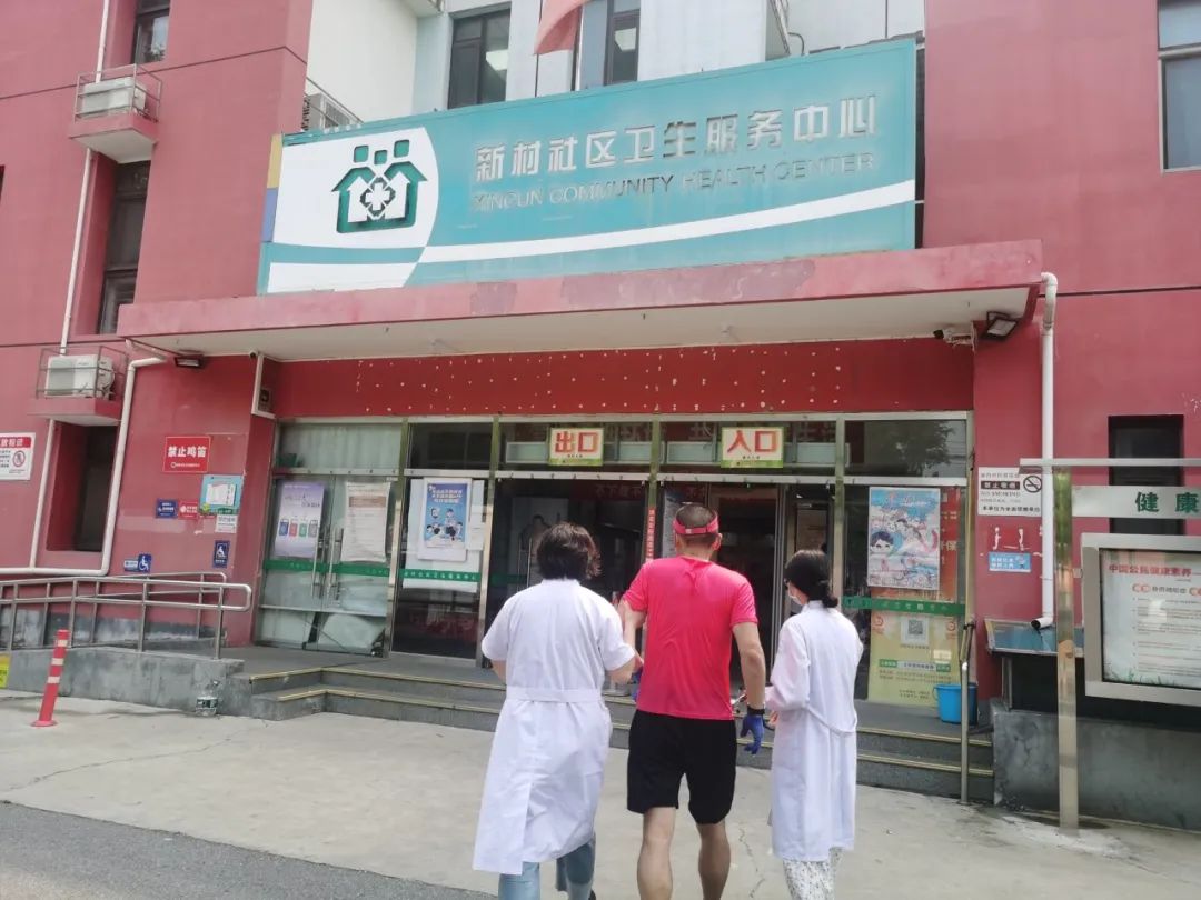 北京地铁站附近，一男子跑步时突然晕倒，高温天气当心这种病插图2
