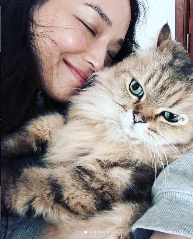 舒淇晒与宠物猫合照 素颜出镜笑容灿烂