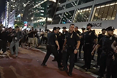 NBA总决赛期间，球迷在纽约公园与警方发生冲突