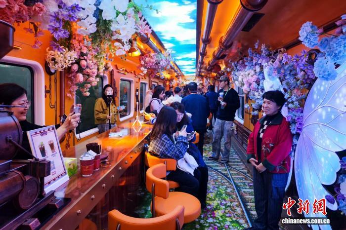 全國首列主題娛樂沉浸式文旅專列“津旅時(shí)光號(hào)”在天津發(fā)車