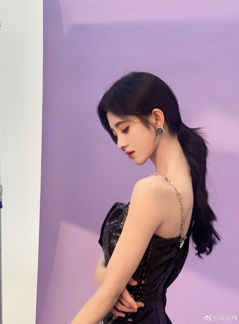 鞠婧祎穿黑色亮片吊带短裙 扎低马尾甜美酷飒
