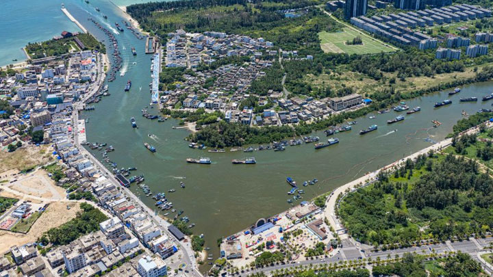 南海伏季休渔期结束 渔船出海作业