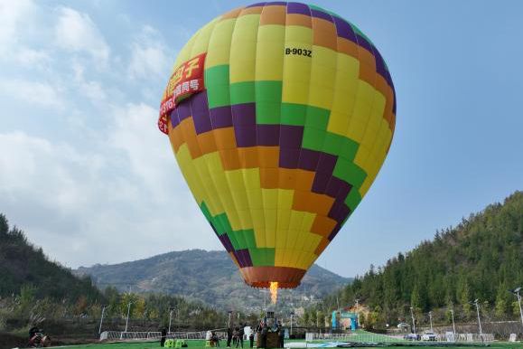 热气球助飞低空经济  三峡小镇焕新颜