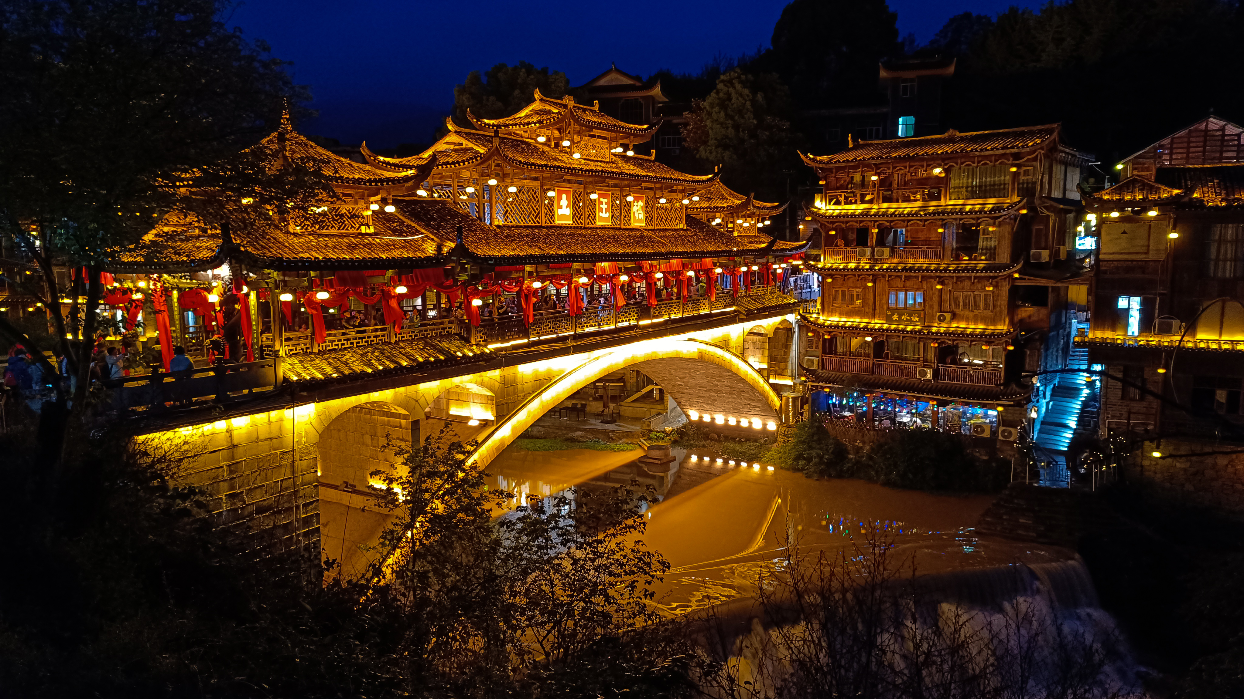 湖南千年古镇——芙蓉镇夜色迷人