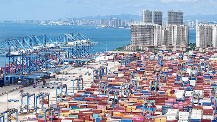 山东港口青岛港前4个月货物吞吐量超2.5亿吨