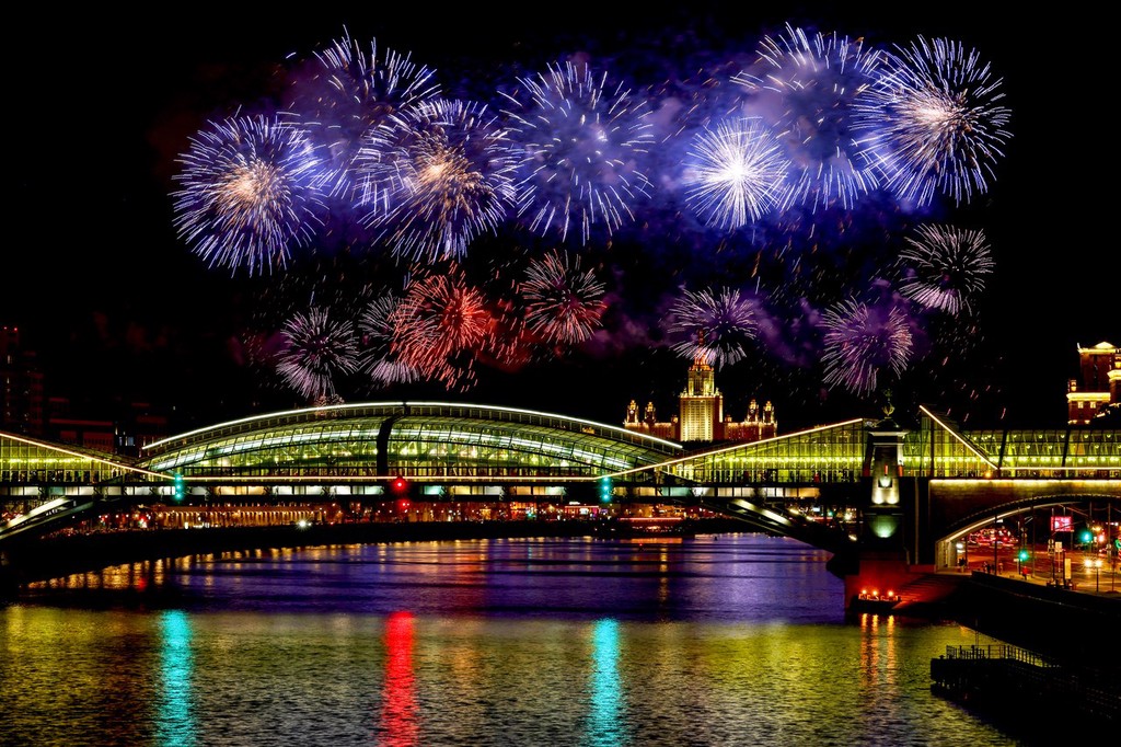 俄罗斯多地燃放烟花 庆祝卫国战争胜利77周年