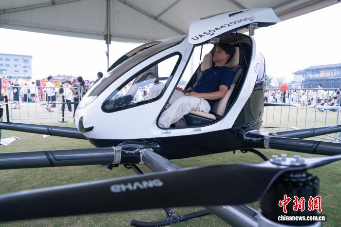 10月7日，向游人展示的双座多旋翼航空器。国庆假期，杭州大运河杭钢公园亮相多款飞行器，让游人近距离了解低空交通发展前景。中新社记者 吴君毅 摄