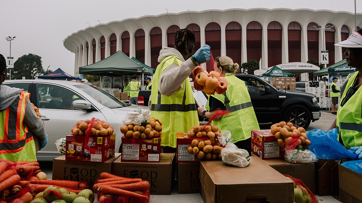 美政府“停摆”满月，民生经济双重承压