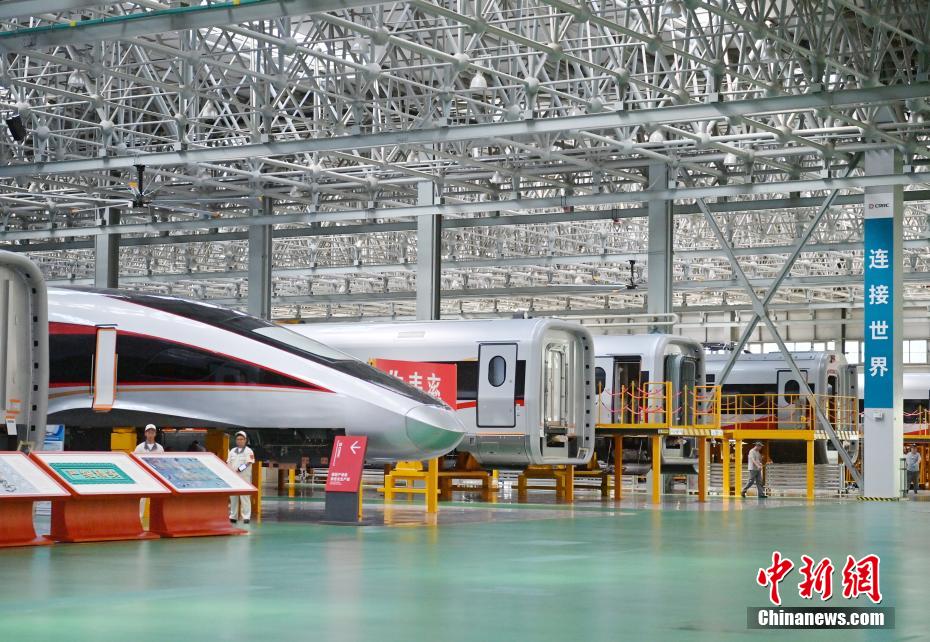 7月14日，2025年“活力中国调研行”采访团参观位于吉林省长春市的中车长客股份公司。该公司是中国地铁、动车组和磁浮列车的摇篮，目前已构建了具有国际领先水平的动车组、地铁、磁浮列车等9大产品平台30个主型产品，累计研发CR450动车组、时速600公里新一代常导、超导磁浮列车及中低速磁浮、氢能源市域列车等新产品140余种，形成全类型、全品种轨道交通产品研制能力，以高端产品为代表的国际业务合作已遍布全球六大洲、20多个国家和地区。图为中车长客股份公司国铁事业部装配产线。 中新社记者 张瑶 摄