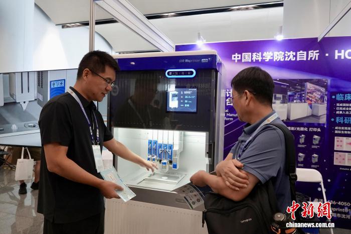 图为参展商介绍生物3D打印机。中新社记者 刘子琳 摄