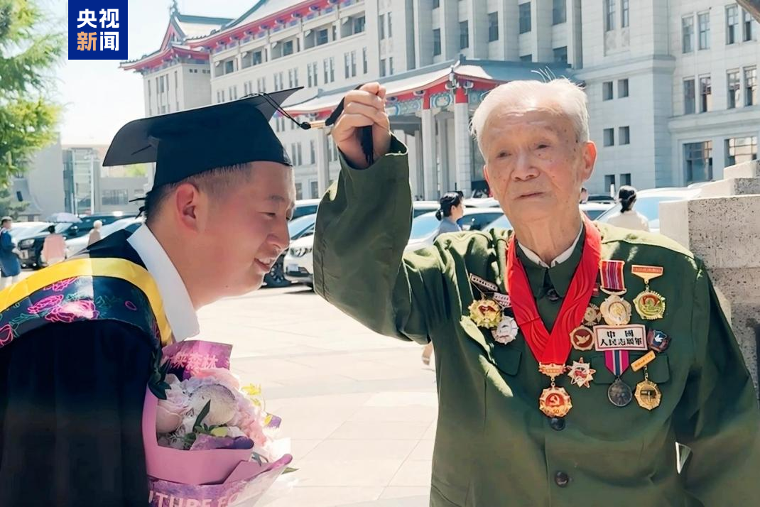 把红色故事传下去 毕业典礼上95岁抗美援朝老兵为“孙子”拨穗插图
