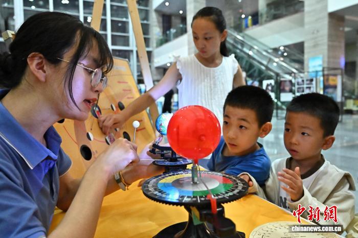 9月14日晚，山西省太原市，青少年在科技馆体验“三球仪”科学实验。当日，山西省科学技术馆推出“科学之夜”全国科普月活动，吸引众多青少年前来参加，让孩子们在玩乐中感受科学的魅力。中新社记者 韦亮 摄
