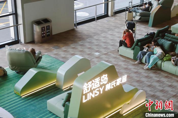 7月9日，旅客与孩子一起在浦东机场T2航站楼内休息。近日，上海浦东机场在T1国际、港澳台出发、T1国内到达，T2国内混流层，S1国内及国际、港澳台出发，S2国内及国际、港澳台出发区域设置了8个免费的旅客过夜休息区，共有1018个休息位和228个充电插座口。让每位旅客能享受到便捷、舒适的乘机服务，助力上海机场成为全球旅客中转出行首选地。中新社记者 殷立勤 摄