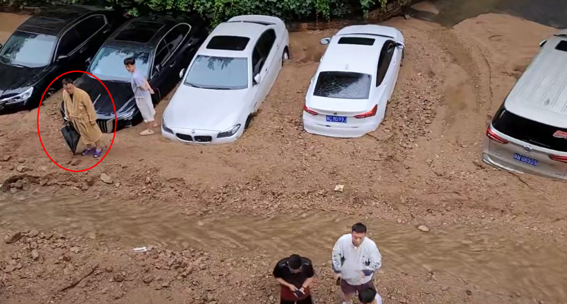 “劫已渡，心已安！”河南白云山景区被困游客已下山，穿睡衣从泥沙中刨车辆插图