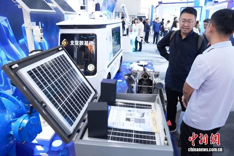 中新社记者 张祥毅 摄 9月11日，在北京举行的2025年服贸会北京水务科技创新展区，观众了解生态净水设备。据了解，该展区总面积超800平方米，设置滨水空间、数智水务、健康水业及水利水电工程建设四大板块，集中展示北京水务在科技领域的技术突破与示范应用。