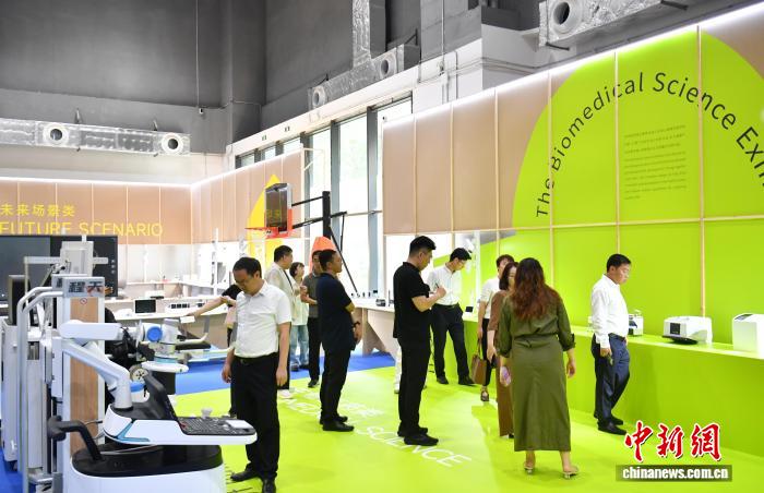 图为活动现场，观众在展区参观。中新社记者 韩冰 摄