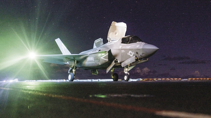 第三艘航母出动，数千名士兵抵达，美军大举增兵中东战场