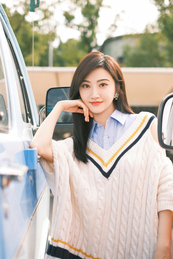 景甜分享冬日街头大片 托腮甜笑温柔可人